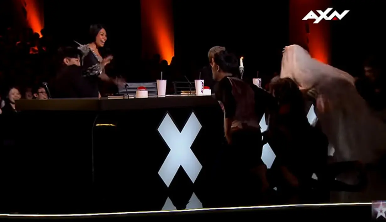 Saat ditanya soal usia Riana, sang manajer tak memberitahunya. Justru sambil bergurau ia mengatakan bahwa usia Riana sudah mencapai lebih dari 100 tahun. (Doc. Youtube)