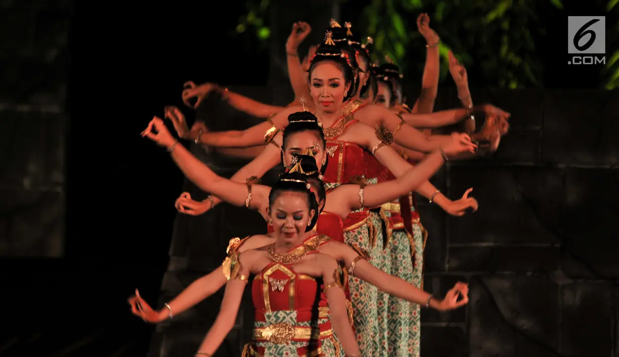 Seniman mementaskan Sendratari Ramayana dengan lakon “Shinta Obong” di Benteng Vastenburg, Solo, Jawa Tengah, Sabtu (8/6/2019). Pementasan wayang orang tersebut dalam rangka menghibur warga dan wisatawan yang sedang mengisi libur di Kota Bengawan. (merdeka.com/Iqbal Nugroho)