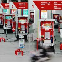 Kicauan para netizen di media sosial mengenai harga BBM yang trurn. 