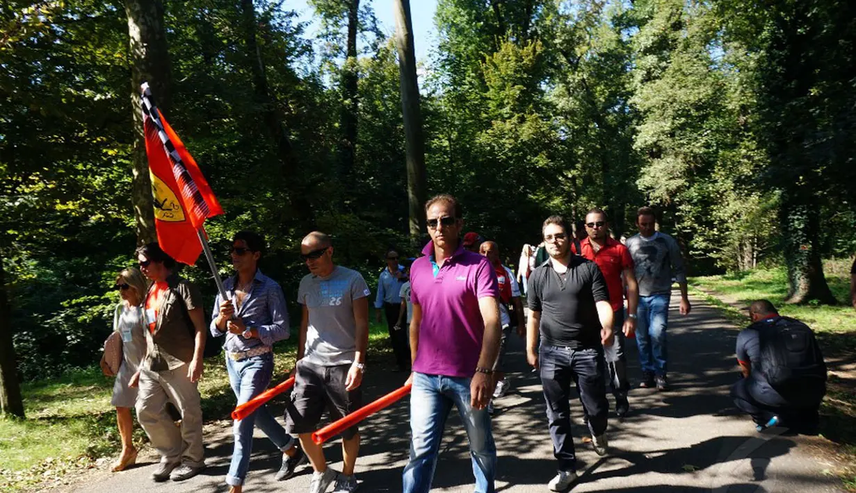 Beberapa penggemar fanatik tim balap mobil Formula  1, Ferrari, mulai menyerbu Sirkuit Monza yang terletak di pinggiran kota Milan, Italia, (7/9/2014). (Liputan6.com/Nurseffi Dwi Wahyuni)