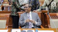 Menteri Koordinator Bidang Politik Hukum dan Keamanan (Menko Polhukam) Mahfud MD bersiap untuk mengikuti Rapat Dengar Pendapat (RDP) dengan Komisi III DPR RI di Gedung Parlemen, Jakarta, Rabu (15/2/2023). Rapat membahas penjelasan DPR terhadap RUU Perubahan tentang Mahkamah Konstitusi (MK). (Liputan6.com/Faizal Fanani)
