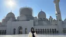 Berkunjung ke Masjid Agung Sheikh Zayed di Abu Dhabi, Kamis (2/2/2023), di sela tur konser BORN PINK yang sedang berlangsung, Jennie tampil mengenakan pashmina hitam. (@jennierubyjane)