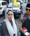 Meninggalnya Ferry Wijaya suami Ririn Ekawati membuat kaget banyak orang. Salah satu yang mengaku kaget dan bahkan tidak percaya adalah Ussy Sulistyawati. Yang menyempatkan datang melayat  bersama dengan Andhika Pratama. (Adrian Putra/Bintang.com)