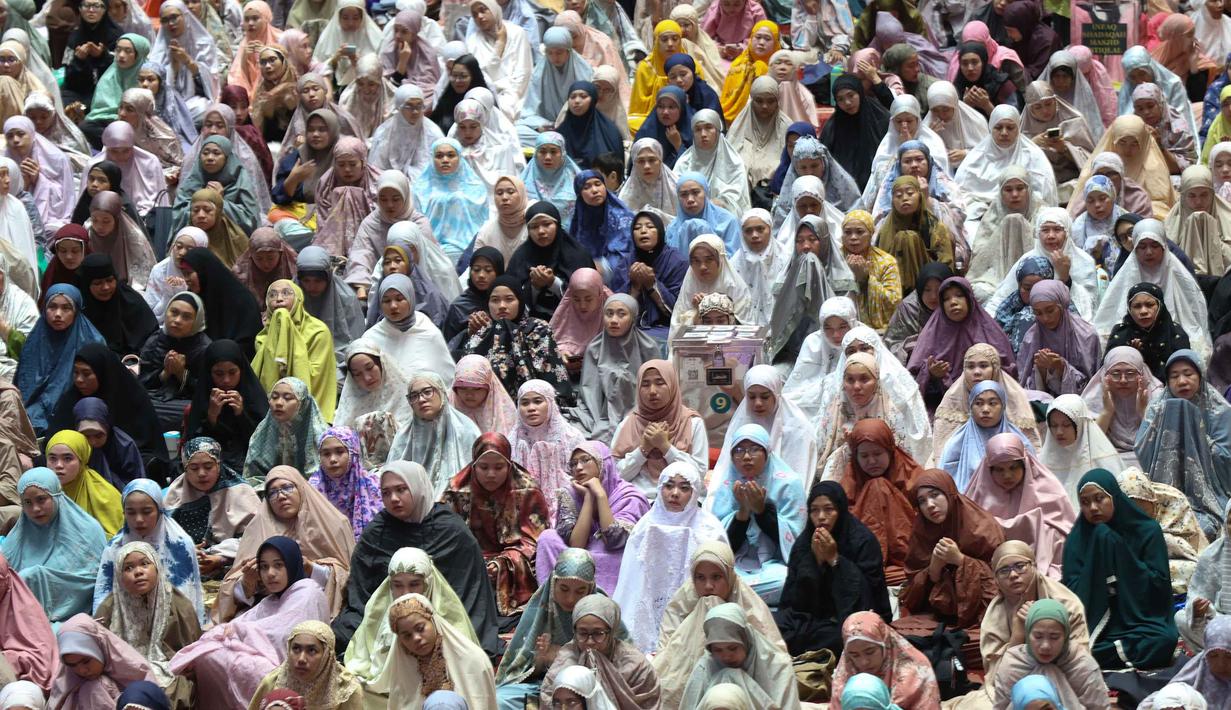Umat Muslim juga diajak bersahabat dengan alam sebagai evaluasi atas sejumlah bencana alam yang melanda Indonesia. Tampak dalam foto, umat Muslim berdoa saat melaksanakan salat Tarawih perdana Ramadan 1447 Hijriah di Masjid Istiqlal, Jakarta, Rabu 18 Februari 2026. (Kapanlagi.com/Budy Santoso)