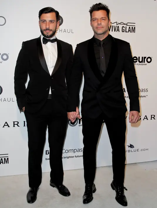 Artis Jwan Yosef dan penyanyi Ricky Martin saat mengahdiri malam Academy Awards kedua Elton John AIDS Foundation di Hollywood Barat, California. (26/2/2017). Ricky Martin mengumumkan bahwa dirinya seorang gay pada tahun 2010. (AFP PHOTO / Tibrina Hobson)