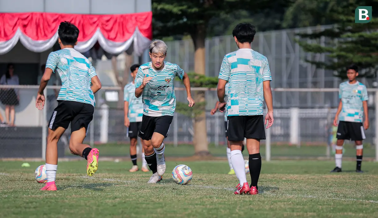 Bakal calon pemain Timnas Indonesia U-17, Ocean Erwin Lim menggiring bola saat seleksi yang berlangsung di Lapangan B, Kompleks Stadion Utama Gelora Bung Karno (SUGBK), Senayan, Jakarta, Kamis (08/08/2024). (Bola.com/Bagaskara Lazuardi)