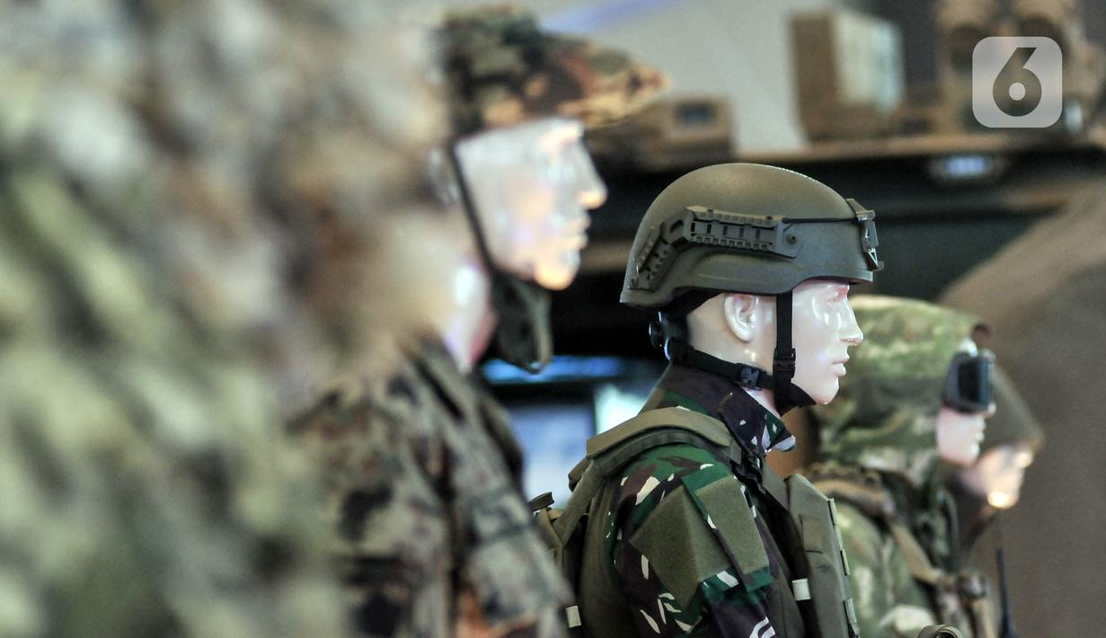 Pakaian militer dihadirkan dalam pameran industri pertahanan Indo Defence 2022 Expo & Forum di JIExpo, Kemayoran, Jakarta, Rabu (2/11/2022). Kementerian Pertahanan bersama PT Napindo Media Ashatama menggelar pameran industri pertahanan terbesar se-Asia Tenggara bertemakan “Peace, Prosperity, Strong Defence” yang diikuti 905 perusahaan dari 59 negara dan berlangsung hingga 5 November mendatang. (merdeka.com/Iqbal S. Nugroho)