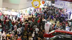 Pengunjung memadati Pasar Tanah Abang, Jakarta, Minggu (18/6). Jelang Lebaran, pusat tekstil tersebut dipenuhi pengunjung yang mencari busana muslim untuk hari raya Lebaran. (Liputan6.com/Immanuel Antonius)