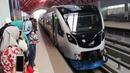Para penumpang menunggu kedatangan kereta di Stasiun LRT Palembang, Sumatra Selatan, Minggu (5/7/2018). LRT ini akan menjadi salah satu solusi transportasi saat Asian Games mendatang. (Bola.com/Reza Bachtiar)