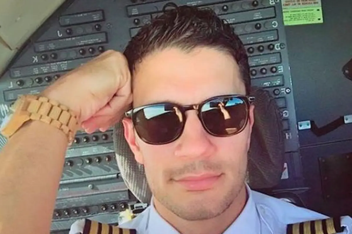 [Bintang] Foto Viral: Ketampanan Pilot Ini Bikin Para Perempuan Nggak Berkedip