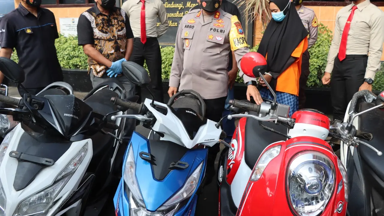 LH (baju oranye) diamankan polisi di Blitar karena beberapa mencuri motor santri. (Dian Kurniawan/Liputan6.com)