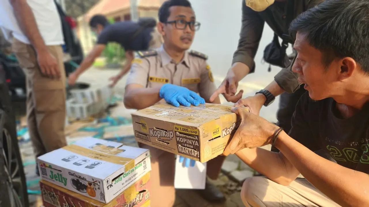 Penggalangan penyelundupan ribuan satwa liar jenis burung di Pelabuhan Bakauheni, Lampung Selatan tujuan Bandung, Jawa Barat. Foto : (Karantina Lampung)