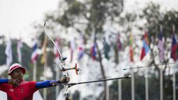 Pemanah putra Indonesia, Riau Ega, saat berlaga pada nomor recurve men's individual Asian Games di Lapangan Panahan, Senayan, Jakarta, Selasa (28/8/2018). Riau Ega mendapat medali perunggu. (Bola.com/Vitalis Yogi Trisna)