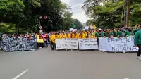 Ratusan mahasiswa dari berbagai elemen mulai mendatangi Gedung Sate di Kota Bandung, Jawa Barat, Senin (11/4/2022) (Liputan6.com/Huyogo Simbolon)