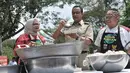 Gubernur DKI Jakarta Anies Baswedan disaksikan istri Fery Farhati dan chef Ragil menyiapkan salah satu menu olahan daging kurban saat peluncuran Dapur Kurban di Monas, Jakarta, Senin (12/8/2019). (merdeka.com/Iqbal S. Nugroho)