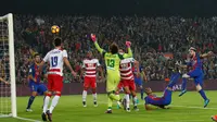 Aksi gelandang Barcelona, Rafinha (dua dari kanan) yang berhasil merobek jala Granada, pada laga lanjutan La Liga 2016-2017, di Estadio Camp Nou, Minggu (30/10/2016) dini hari WIB. Rafinha menjadi penentu kemenangan bagi Barcelona.  (AFP/Lluis Gene)