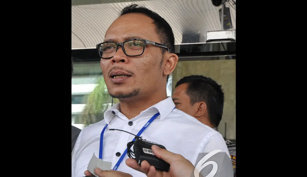 Hanif menjelaskan kedatangannya untuk menyerahkan laporan harta kekayaan penyelenggara negara (LHKPN) kepada KPK, Jakarta, Senin (24/11/2014). (Liputan6.com/Miftahul Hayat)