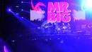 Meski emosional, panggung The 90's Festival tetap membara ketika Mr. Big membawakan Addicted to That Rush sebagai pembuka. Lagu ini langsung membakar semangat penonton sehingga begitu menggelora. (Liputan6.com/Johan Tallo)
