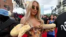 Tana Mongeau berpose saat menghadiri MTV VMA's 2019 di New Jersey, AS (26/8/2019). Bintang YouTuber Tana Mongeau menjadi pusat perhatian karena sensasinya membawa seekor ular di acara tersebut. (Dia Dipasupil/Getty Images for MTV/AFP)