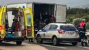 Para migran berada di dalam  truk berpendingin yang ditemukan oleh polisi di sebuah jalan tol, Yunani utara, Senin (4/11/2019). Penemuan setelah polisi menghentikan truk untuk pemeriksaan rutin dan menemukan sebanyak 41 migran yang diduga dari Afghanistan. (Stavros KARITIDIS / AFP)