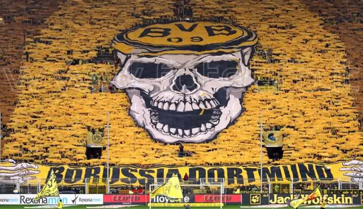 Fans Dortmund melakukan aksi-aksi koreografi di Stadion Signal Iduna Park untuk menyemangati tim idolanya bermain.