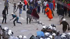 Polisi bentrok dengan demonstran antipemerintah serta mahasiswa saat protes menuntut pembebasan pemimpin mahasiswa dan menentang privatisasi pendidikan serta kesehatan di Kolombo, Sri Lanka, Rabu (7/6/2023). (AFP)