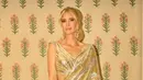 Anak Mantan Presiden Amerika Donald Trump, Ivanka Trump, terlihat glamor mengenakan silver-gold saree. [@pinkvilla]
