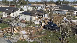 Pemandangan dari udara ini menunjukkan kerusakan akibat tornado di rumah Harris di Tita Street di Algiers, sebuah lingkungan di New Orleans, Kamis (15/12/2022). Ribuan orang di Louisiana kehilangan aliran listrik usai terjangan badai. (David Grunfeld/The Times-Picayune/The New Orleans Advocate via AP)