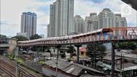 Pekerja menyelesaikan pembangunan jembatan penyeberangan orang (JPO) atau "Skywalk" di kawasan Kebayoran Lama, Jakarta, Sabtu (19/11/2022). Skywalk ini nantinya akan menghubungkan Stasiun Kebayoran Lama dengan halte Transjakarta Koridor 8 dan 13 dan akan rampung pada November 2022. (Liputan6.com/Angga Yuniar)
