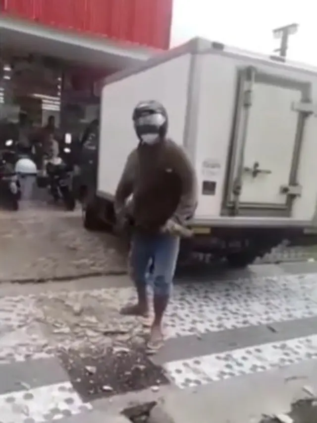 Bikin Istrinya Jatuh Terpeleset, Pria Ini Hancurkan Trotoar Keramik Pakai Palu