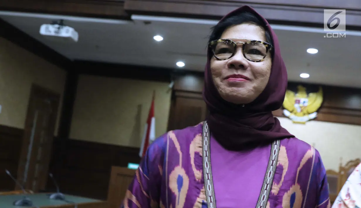 Mantan Dirut PT Pertamina (Persero), Karen G Agustiawan usai menjalani sidang perdana sebagai terdakwa di Pengadilan Tipikor, Jakarta, Kamis (31/1). Sebelumnya, Karen ditetapkan sebagai tersangka sejak 22 Maret 2018. (Liputan6.com/Helmi Fithriansyah)