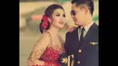 Unsur pesawat pun masuk dalam foto prewedding Fitri Karlina dan Hendra. (instagram.com/fitricarlina)