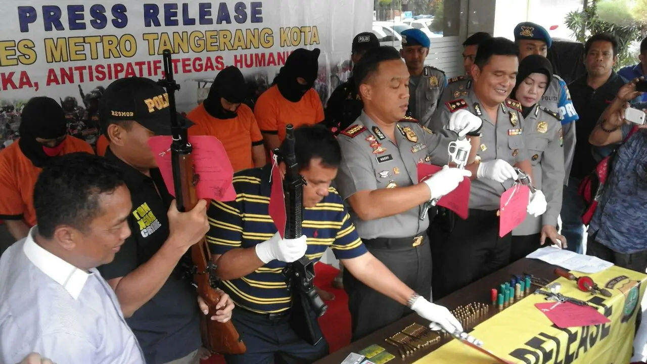 Polisi menangkap empat pelaku pemilik dan pembuat senjata api rakitan di Kota Tangerang. 