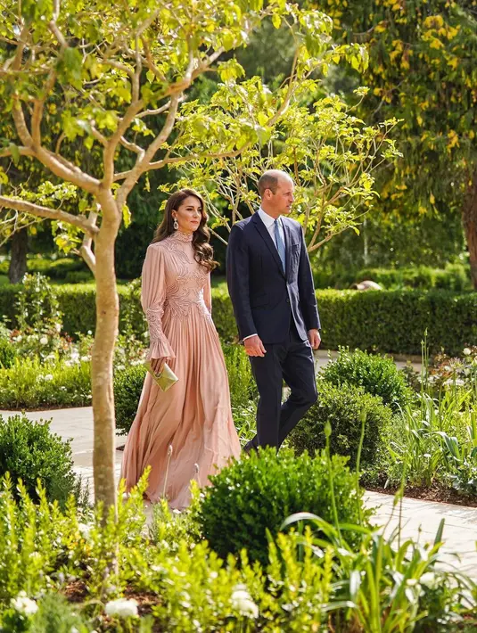Masih ingat menawannya penampilan Kate Middleton saat kondangan ke Yordania? Ia terlihat sangat cantik dengan dress flowy berkerah tinggi lengan panjang bernuansa rose gold. [Foto: Instagram/princeandprincessofwales]
