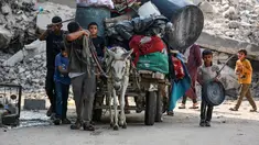 Penduduk Palestina mengangkut barang-barang mereka dengan kereta yang ditarik keledai saat mereka mengungsi dari kawasan Abu Iskandar di bagian utara Kota Gaza pada 22 Agustus 2025. (Bashar TALEB/AFP)