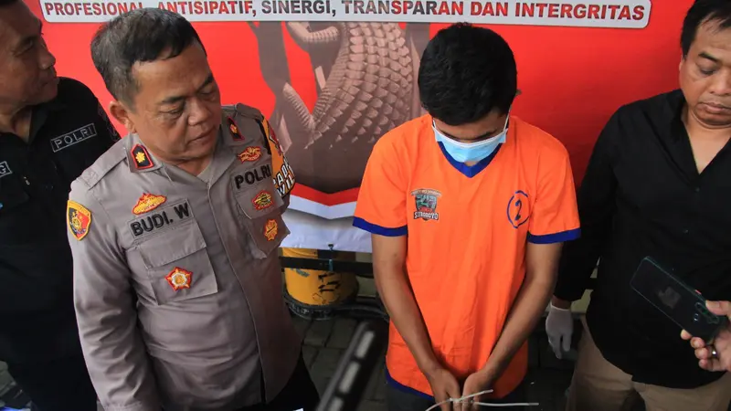 Pelaku pembobolan Indomaret saat diamankan di Polsek Jambangan Surabaya. (Dian Kurniawan/Liputan6.com)