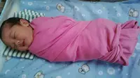 Cucu pertama Wali Kota Tri Rismaharini diberi nama Gwen Syareefa Benardi. (Liputan6.com/Dian Kurniawan)