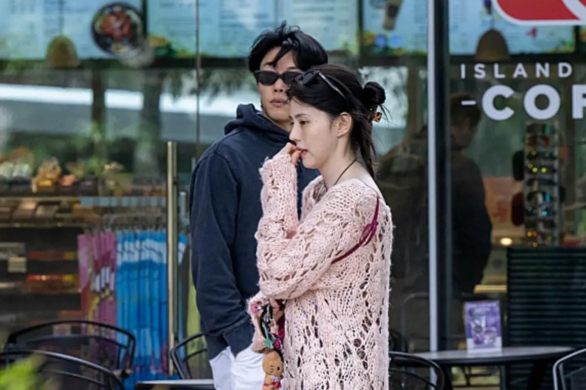 Dispatch memperlihatkan kegiatan Han So Hee dan Ryu Jun Yeol di Hawaii. [Foto: Instagram/koreadispatch]