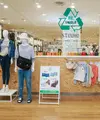 UNIQLO menghadirkan pendekatan berbeda melalui konsep LifeWear. Bukan sekadar pakaian yang nyaman dan stylish, tetapi juga dirancang untuk tahan lama dan relevan digunakan dalam jangka panjang. Filosofi ini menjadi salah satu cara untuk mengurangi konsumsi berlebih sekaligus menekan dampak lingkungan. (foto/dok: uniqlo)