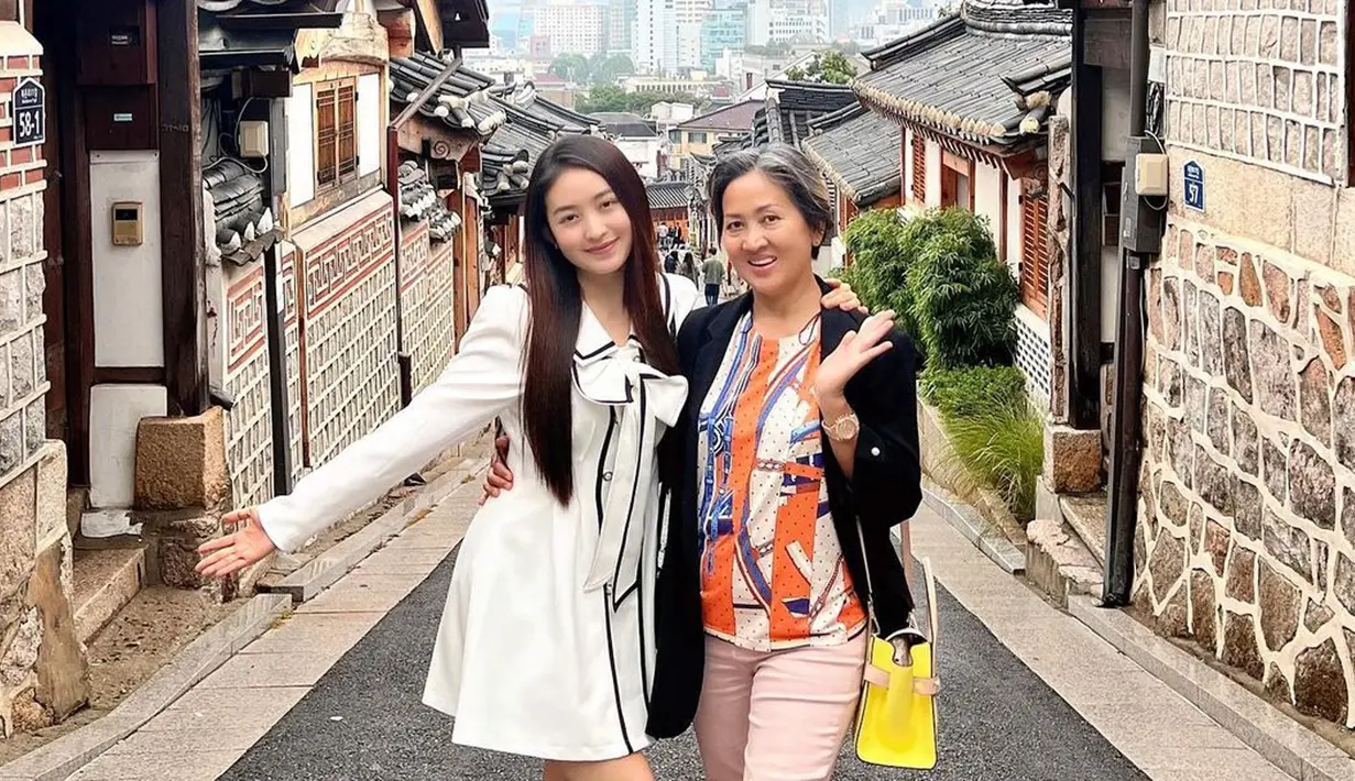 Mengenakan mini dress putih, penampilan Natasha Wilona di Hanok Village ini menuai banyak pujian. Banyak yang menyebut wanita 23 tahun ini seperti aktris Korea Selatan yang sedang syuting drama. (Instagram/natashawilona12)