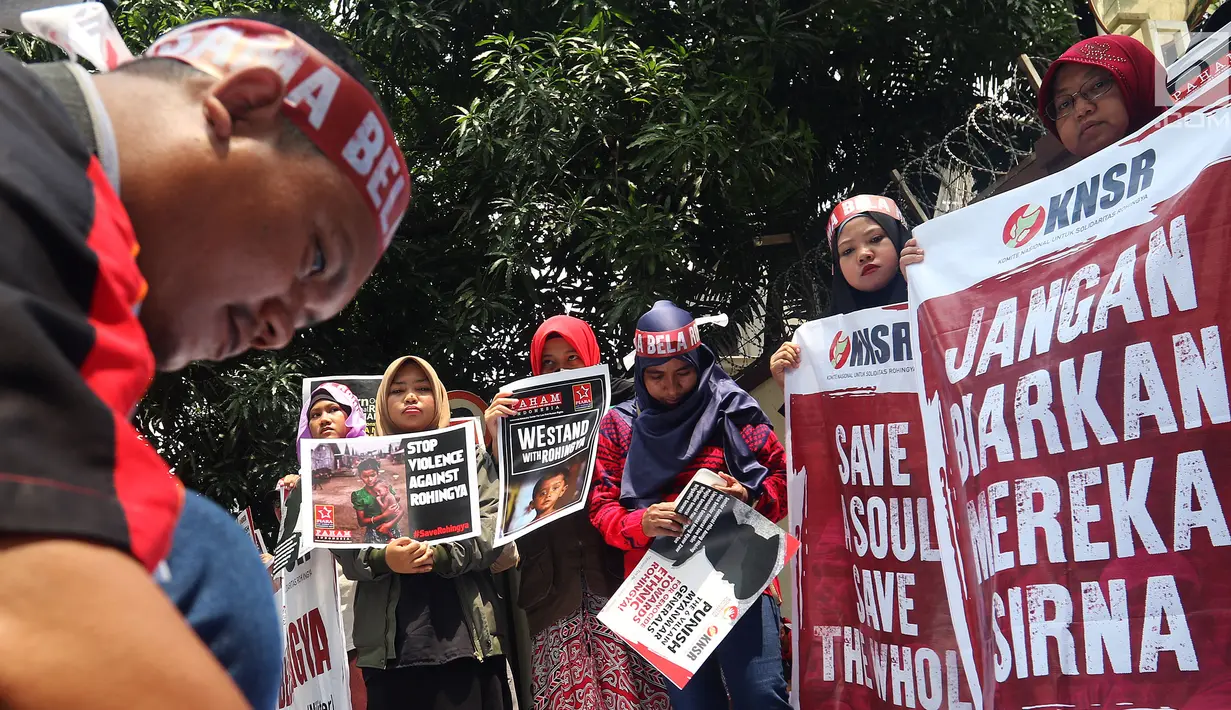 Komite Nasional Solidaritas Rohingya menggelar aksi di depan Kantor Duta Besar Myanmar, Jakarta, Rabu (5/12). Puluhan ribu etnis Rohingya terpaksa mengungsi ke sejumlah negara untuk menghindari konflik. (Liputan6.com/JohanTallo)