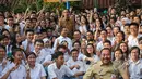Presiden Joko Widodo, Mendikbud Anies Baswedan dan Gubernur DKI Basuki Tjahaja Purnama berfoto bersama para siswa saat meninjau pelaksanaan Ujian Nasional (UN) di SMA Negeri 2 Jakarta, Selasa (14/4/2015). (Liputan6.com/Faizal Fanani)