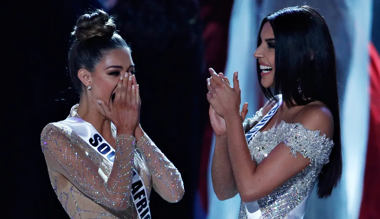 Reaksi Miss Afrika Selatan, Demi-Leigh Nel-Peters setelah namanya disebut sebagai pemenang Miss Universe 2017 pada malam final wanita cantik sejagad di Las Vegas, Minggu (26/11). Demi-Leigh (22) merupakan lulusan jurusan Manajemen Bisnis. (AP/John Locher)
