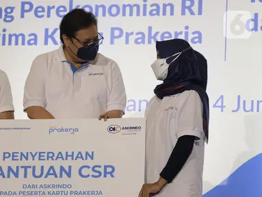 Menteri Koordinator Bidang Ekonomi Airlangga Hartarto (tengah) didampingi Direktur Operasional Askrindo Erwan Djoko Hermawan (kiri) berbincang dengan pelaku UMKM Penerima Kartu Prakerja di Bandung, Jumat (04/06/2021). (Liputan6.com/HO/Askrindo)