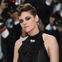 Kristen Stewart menghadiri pembukaan festival film internasional ke-71, Cannes, Prancis, (8/5). Di bagian belakang, rambut Kristen Stewart terlihat anyaman kecil di belakang lehernya seperti ekor tikus. (AP Photo/Joel C Ryan)