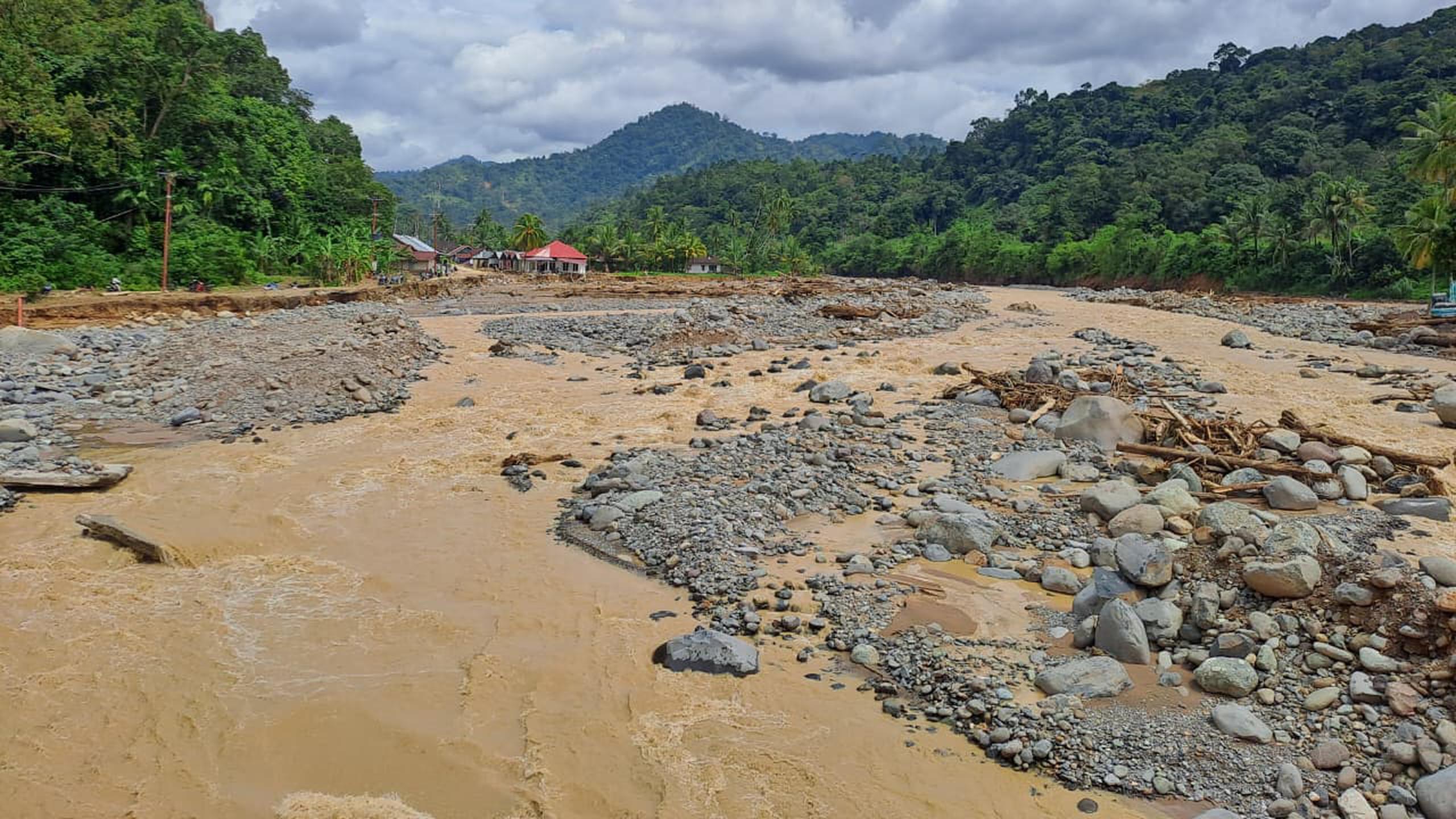 Dihantam Banjir Bandang Bertubitubi, Kawasan Batu Busuk Sumbar Nyaris