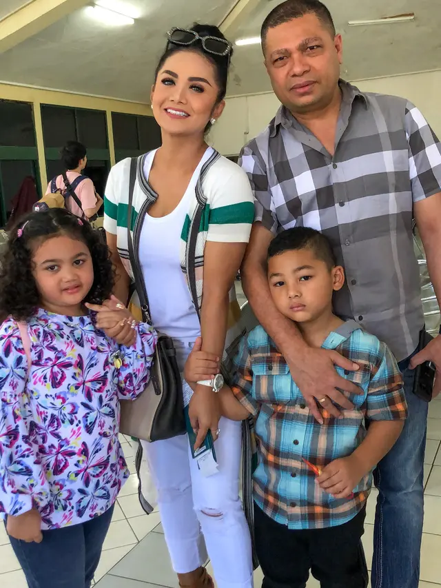 [Bintang] Keluarga Krisdayanti dan Raul Lemos