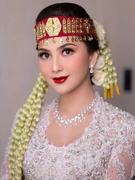 Hasil riasan Marlene Hariman yang disebut sempurna merepresentasikan adat budaya Batak dengan makeup bold dan tegas. [Foto: @thebridestory]