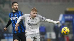 Gelandang Inter Milan, Roberto Gagliardini (kiri), berebut bola dengan gelandang Bologna, Jerdy Schouten dalam laga lanjutan Liga Italia Serie A pekan ke-9 di San Siro Stadium, Sabtu (5/12/2020). Inter milan mengalahkan Bologna 3-1. (AP/Antonio Calanni)