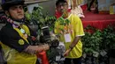 Warga mendapatkan bibit pohon belimbing disela kegiatan Coolant Star Fruit di arena Car Free Day, Jakarta, Minggu (25/9). Pembagian bibit itu untuk mengajak masyarakat melestarikan lingkungan dengan menanam tanaman produktif.  (Liputan6.com/Faizal Fanani)